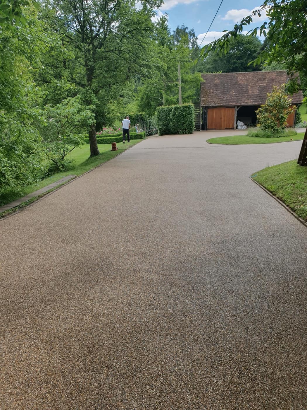 Large resin bound driveway with planted turning circle