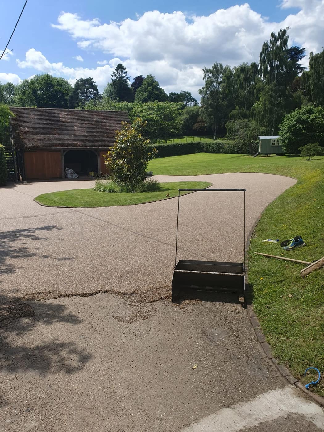Large resin bound driveway with planted turning circle